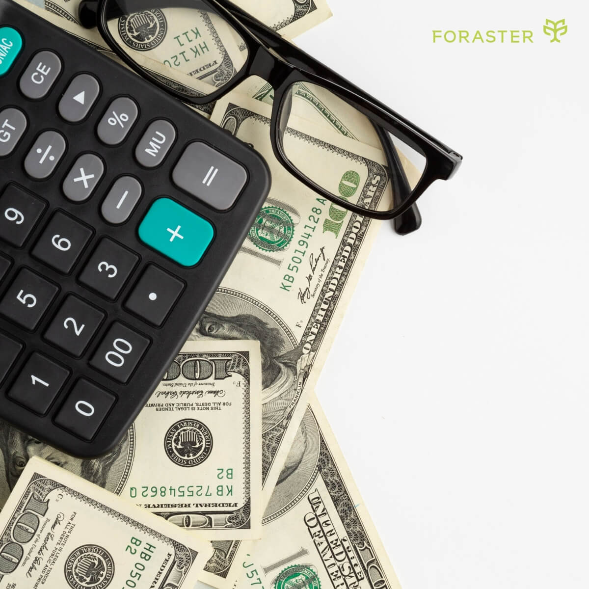 Saiba Como Enfrentar as Dívidas Rurais com Segurança Jurídica Se estiver enfrentando dificuldades financeiras por dívidas rurais, não espere que elas se agravem. Busque orientação especializada e proteja seu futuro no campo.
Ao lançar as sementes no solo, você certamente espera uma colheita farta e rentável. Contudo, sabemos que fatores como problemas climáticos ou variações do mercado podem levar a resultados indesejados, deixando-o diante de dívidas inesperadas.
É neste momento que você precisa tomar cuidado, pois o endividamento rural é um desafio que, infelizmente, faz parte da realidade do produtor rural, em qualquer região do país.
O que leva ao endividamento rural
Historicamente, podemos destacar duas causas principais que levam ao endividamento rural: a frustração de safras devido a eventos climáticos adversos e as oscilações desfavoráveis no mercado agrícola, como alta de preço dos insumos ou baixa na cotação das comodities.
Ambas as situações, quando não administradas corretamente, podem comprometer não apenas a safra em questão, mas também o patrimônio que você conquistou ao longo dos anos e que normalmente foi dado em garantia das operações.
Direito de prorrogar dívidas rurais
É importante que você saiba que existe uma proteção legal para produtores rurais nesta situação. O Conselho Monetário Nacional (CMN), autoridade responsável pela regulação do crédito rural, estabelece claramente o direito à prorrogação das dívidas agrícolas.
Isso significa que, ocorrendo dificuldades que impeçam o pagamento dos financiamentos no prazo inicialmente acordado, você pode solicitar a renegociação dessas dívidas por tantas safras quantas forem necessárias até que o pagamento esteja novamente dentro de sua capacidade financeira, sem colocar em risco sua propriedade ou o seu maquinário.
Esse direito, contudo, não é automático. É fundamental estar atento aos prazos e procedimentos estabelecidos pela legislação e pela justiça, uma vez que, como diz a máxima jurídica, o direito não socorre aos que dormem.
Assim, para garantir essa proteção, é essencial agir rapidamente e observar os procedimento necessários.
A proteção jurídica do produtor rural
Ao tomar medidas oportunas e juridicamente adequadas, você evita consequências graves, tais como processos judiciais de cobrança, inclusão de seu nome em cadastros de inadimplentes (como SERASA) e perdas patrimoniais.
Além disso, é importante destacar que, ao renegociar as dívidas rurais, o credor não poderá aumentar as taxas de juros do financiamento original, conforme estabelece expressamente o CMN.
Enfrentar o endividamento rural exige, portanto, uma gestão jurídica cuidadosa, dividida em dois momentos principais: o extrajudicial, que envolve a negociação direta e amigável com as instituições financeiras; e o judicial, caso não seja possível chegar a um acordo amigável ou o credor descumpra normas estabelecidas.
Nesse cenário, consultar um advogado especializado em Direito Rural antes de tomar qualquer decisão é fundamental. A orientação jurídica adequada poderá garantir a proteção de seus direitos e a segurança necessária para que você possa seguir produzindo sem ameaças ao seu patrimônio.
Lembre-se: quanto antes você agir, maiores são as suas chances de resolver a situação de maneira favorável.
Se estiver enfrentando dificuldades financeiras, não espere que elas se agravem. Busque orientação especializada e proteja seu futuro no campo.
Por Tobias Marini de Salles Luz
Original de Direito Rural
A Foraster Agrointeligência possui entre os seus serviços a Consultoria e Assessoria Jurídica para o Produtor Rural e o Agronegócio.
Contato@foraster.com.br
Foraster.com.br