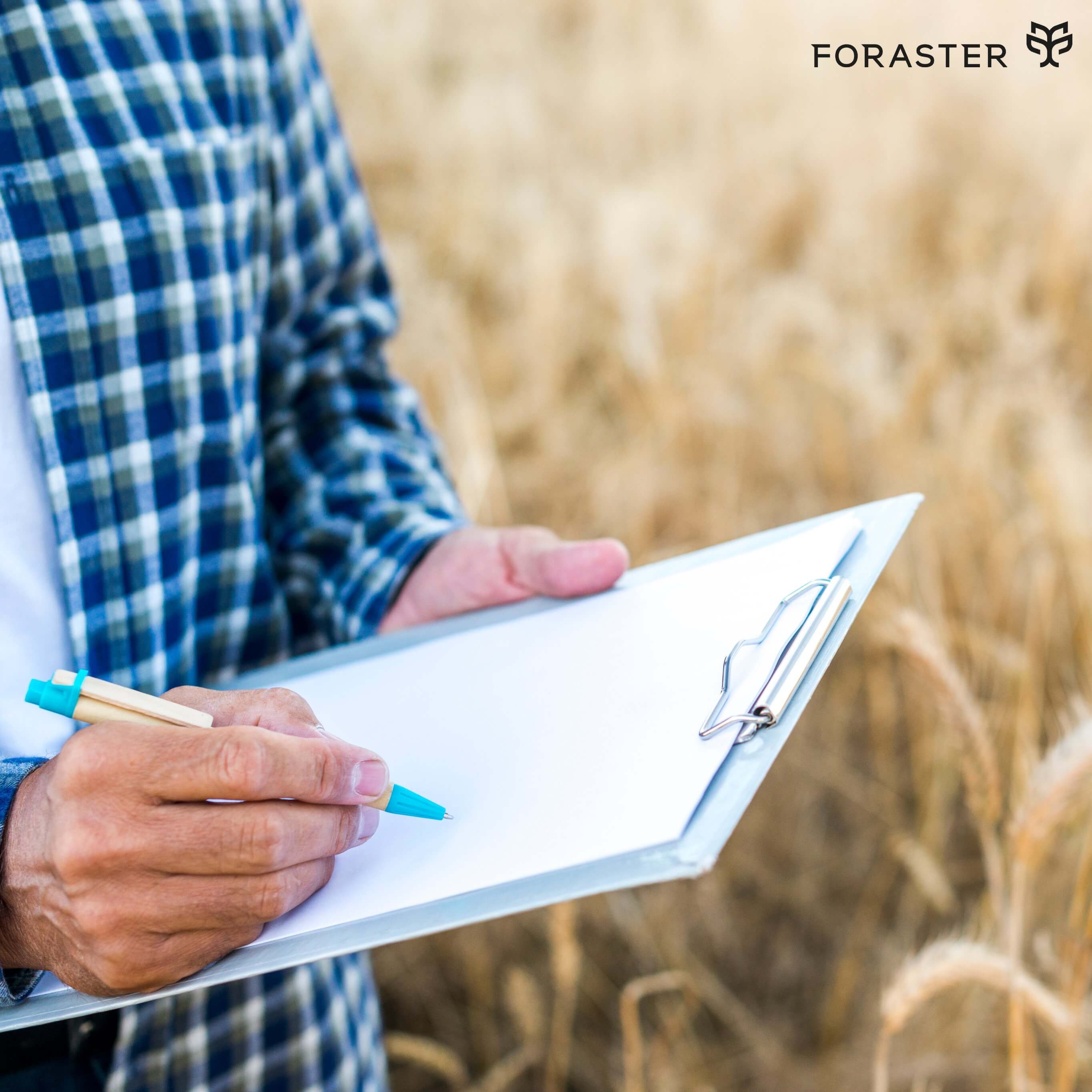 Entenda o que s&atilde;o os recursos livres no Cr&eacute;dito Rural. Apesar de serem "livres", os juros permanecem limitados e o produtor tem direito &agrave; prorroga&ccedil;&atilde;o.

D&uacute;vidas relacionadas a juros e prorroga&ccedil;&atilde;o no cr&eacute;dito rural com &ldquo;recursos pr&oacute;prios livres&rdquo; s&atilde;o comuns entre produtores rurais. Muitos acreditam que, por serem &ldquo;livres&rdquo;, as taxas e condi&ccedil;&otilde;es contratuais seriam totalmente flex&iacute;veis. Ser&aacute; que isso &eacute; verdade?

O que s&atilde;o Recursos Livres no Cr&eacute;dito Rural

No cr&eacute;dito rural, recursos livres (ou &ldquo;n&atilde;o controlados&rdquo;) significam apenas que o agente financeiro n&atilde;o est&aacute; vinculado a linhas espec&iacute;ficas como PRONAMP, PRONAF ou Mais Alimentos, que t&ecirc;m origem em recursos do governo e taxas prefixadas.

Mesmo utilizando recursos pr&oacute;prios classificados como livres, a institui&ccedil;&atilde;o financeira deve obedecer &agrave;s normas do Sistema Nacional de Cr&eacute;dito Rural, especialmente o Manual de Cr&eacute;dito Rural (MCR) e a Lei n&ordm; 4.829/65.

A t&iacute;tulo de informa&ccedil;&atilde;o, no Plano Safra 2024/2025, 53% dos recursos est&atilde;o na categoria de recursos livres, ao passo que no Plano Safra 2022/2023, apenas 42,6% dos recursos eram livres.

Limite legal de juros no Cr&eacute;dito Rural com Recursos Livres

O art. 5&ordm; do Decreto-Lei 167/67, sem fazer distin&ccedil;&atilde;o quanto &agrave; fonte dos recursos, determina que os juros no cr&eacute;dito rural sejam fixados pelo Conselho Monet&aacute;rio Nacional (CMN). Quando n&atilde;o h&aacute; fixa&ccedil;&atilde;o, aplica-se o teto da Lei de Usura (12% ao ano), conforme entendimento pacificado pelo STJ.

O problema &eacute; que, para recursos livres, o CMN n&atilde;o fixou um limite e o MCR 6.3.1 disp&otilde;e que &ldquo;as taxas poder&atilde;o ser livremente contratadas entre as partes&rdquo;. Isso tem levado institui&ccedil;&otilde;es a praticarem taxas de 18% a 28% ao ano.

Entendimento do STJ

Em 27/05/2022, o STJ decidiu que, mesmo para recursos livres ou n&atilde;o controlados, h&aacute; necessidade de fixa&ccedil;&atilde;o de limite pelo CMN e, na omiss&atilde;o, aplica-se o teto de 12% ao ano:

&ldquo;6. O CMN, por meio do item 1 do MCR 6-3, autorizou que as partes, em c&eacute;dulas de cr&eacute;dito rural com recursos n&atilde;o controlados, pactuem livremente as taxas de juros, mas permaneceu omisso quanto &agrave; fixa&ccedil;&atilde;o de um limite, como determina o art. 5&ordm; do Decreto-Lei n&ordm; 167/1967, de modo que, n&atilde;o havendo limite estabelecido pelo CMN, as taxas acordadas entre as partes n&atilde;o podem ultrapassar o limite de 12% ao ano previsto no Decreto n&ordm; 22.626/1933.&rdquo;

Essa decis&atilde;o &eacute; muito importante para o agroneg&oacute;cio, pois permite a discuss&atilde;o judicial de juros fixados em taxas abusivas.

A prop&oacute;sito, este ac&oacute;rd&atilde;o do STJ, no voto do Min. Ricardo Villas Boas Cueva, nos honrou com a men&ccedil;&atilde;o de artigo de nossa autoria, intitulado Financiamento Rural bem explicado&nbsp;e publicado aqui no Portal Direito Rural, onde trabalhamos alguns conceitos b&aacute;sicos do cr&eacute;dito rural.

Para acessar o inteiro teor do ac&oacute;rd&atilde;o, clique aqui.

Prorroga&ccedil;&atilde;o do cr&eacute;dito rural com recursos livres

Assim como na limita&ccedil;&atilde;o da taxa de juros, o direito &agrave; prorroga&ccedil;&atilde;o do vencimento da d&iacute;vida rural n&atilde;o depende da origem dos recursos.

O MCR 2.6.4 garante essa possibilidade em casos de frustra&ccedil;&atilde;o de safra, dificuldades de comercializa&ccedil;&atilde;o ou outros fatores que comprometam a capacidade de pagamento do produtor.

Portanto, bancos e cooperativas n&atilde;o podem negar o pedido apenas porque o cr&eacute;dito foi contratado com recursos livres.

O que o produtor rural deve fazer?

O produtor deve conhecer seus direitos e buscar orienta&ccedil;&atilde;o jur&iacute;dica especializada para garantir que sejam respeitados, afastando pr&aacute;ticas abusivas das institui&ccedil;&otilde;es financeiras.

Nem os juros nem as condi&ccedil;&otilde;es contratuais podem ser livremente estipulados em descompasso com a legisla&ccedil;&atilde;o do cr&eacute;dito rural, ainda que a opera&ccedil;&atilde;o tenha origem em recursos livres.

Da mesma forma, quando necess&aacute;rio, o produtor deve solicitar a prorroga&ccedil;&atilde;o da d&iacute;vida, independentemente da origem dos recursos.

Original de Direito Rural

A Foraster Agrointelig&ecirc;ncia possui entre os seus servi&ccedil;os a Consultoria e Assessoria Jur&iacute;dica para o Produtor Rural e o Agroneg&oacute;cio.

Contato@foraster.com.br

Foraster.com.br